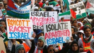 Protestors expressing support for the anti-Semitic BDS movement (Photograph courtesy of FrontPage Mag)